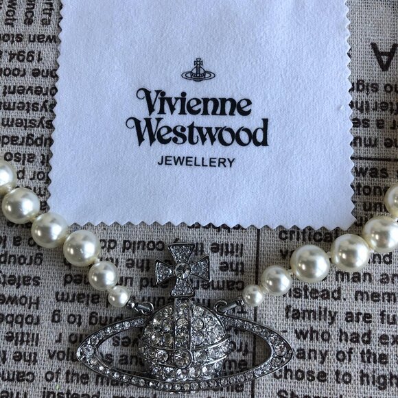 Brand New Vivienne Westwood Large Pearl Necklace - lconic Bas ReliefDesign - Picture 3 of 4